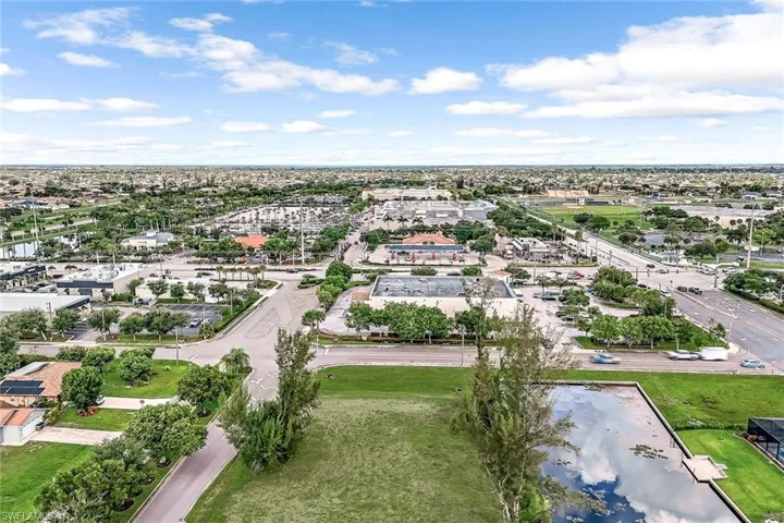 Centrally located near grocery, restaurants, and more!