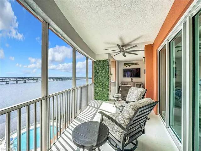Sunroom with ceiling fan
