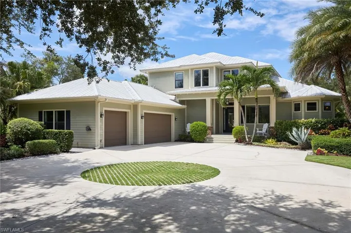 Front view of home featuring the three car garage