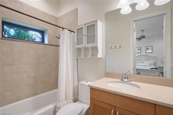 Full ensuite bathroom