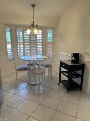 Breakfast area with bay window