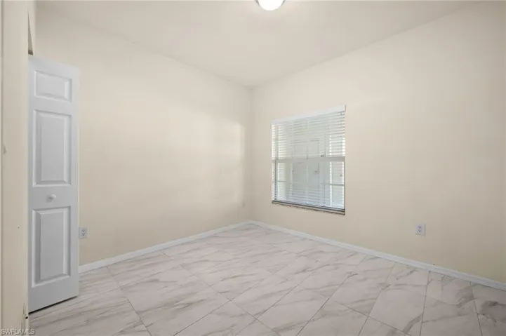Sunny 2nd bedroom w/ walk in closet