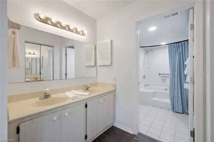 Dual vanity with integrated sinks and a large mirror