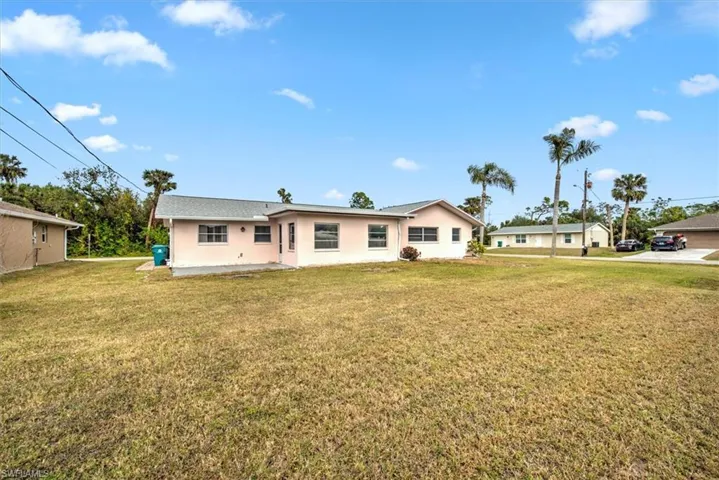 View of front of property featuring a front lawn