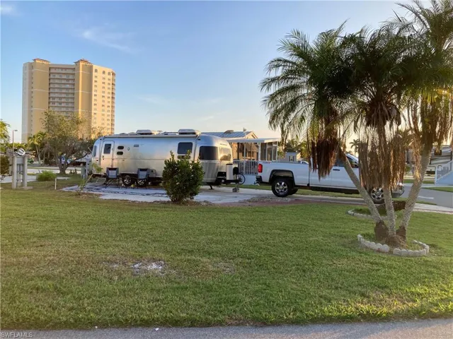 RV shown is for illustrative purposes to demonstrate potential use of the lot - not included in the sale.