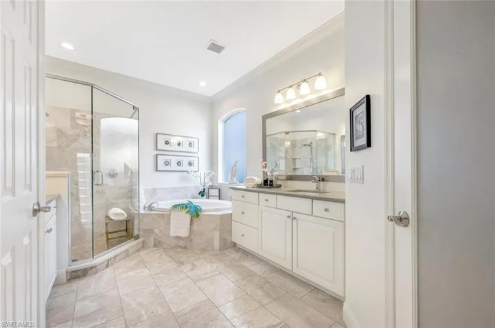 5628 Lago Villaggio WAY, NAPLES FL 34104