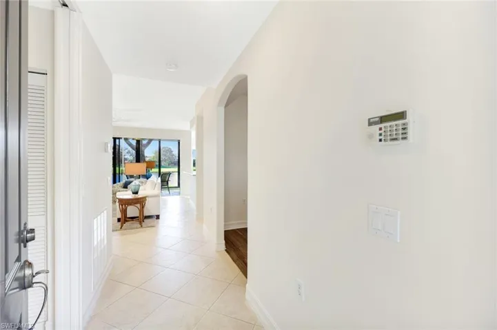 WELCOMING AND BRIGHT ENTRY!