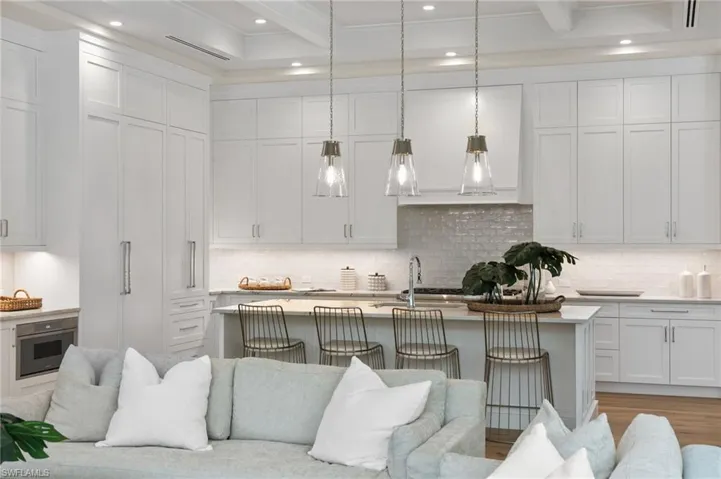 High End Cabinets to the Ceiling and Extra Lighting for cooking enjoyment