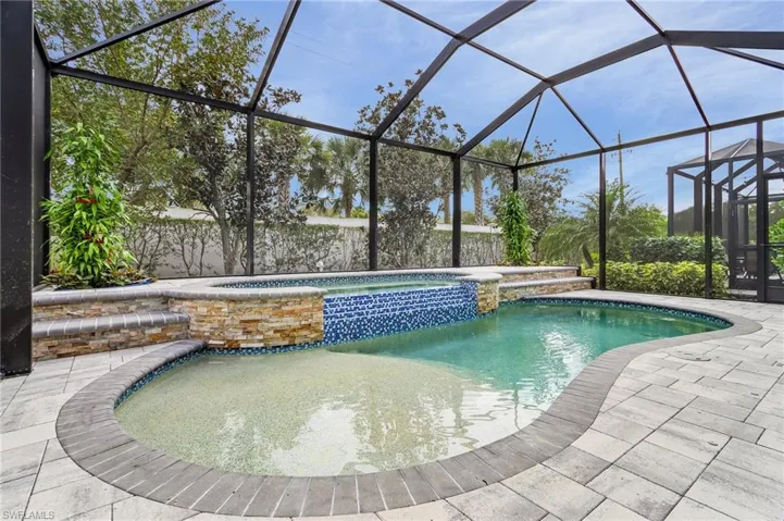 POOL/SPA WITH CASCADE SPILLWAY