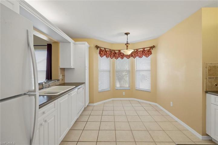 THIS UNIT HAS A EAT IN KITCHEN W/ WINDOWS!
