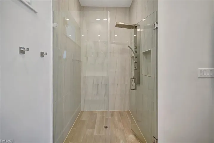 Luxurious shower tower