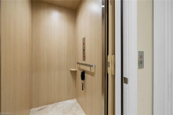 Room details with elevator
