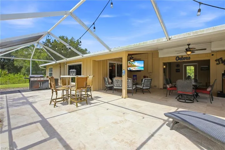 Covered/ screened outdoor lanai