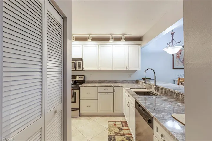 4410 Chantelle Dr H-205, Naples, Florida 34112