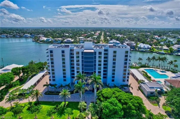 Aerial view of 2400 Gulf Shore Blvd