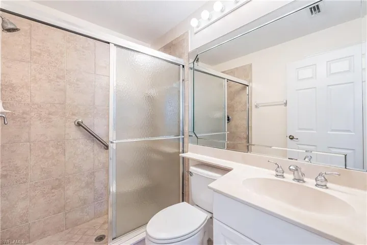 Full guest bathroom.l