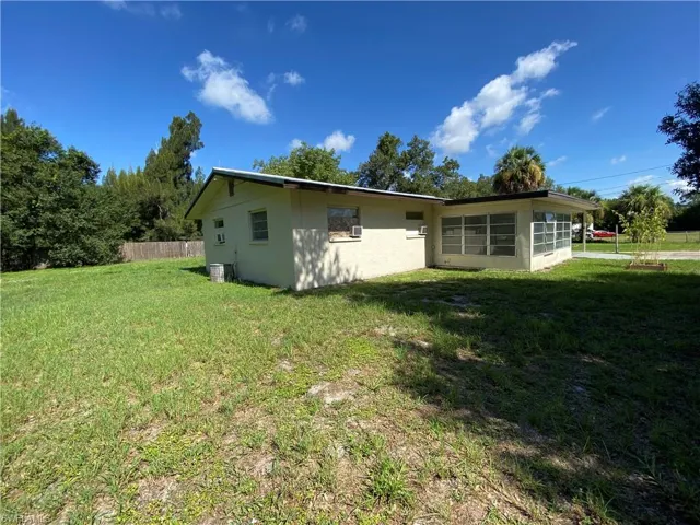 7906 Suncoast Dr, North Fort Myers, Florida 33917