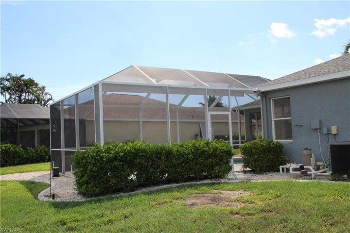 Roomy Lanai with view of the lake!