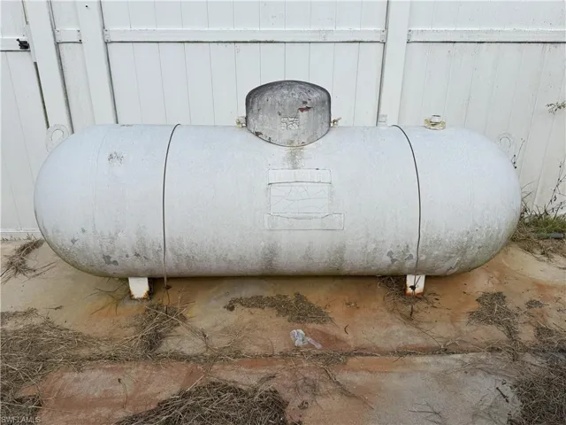 Propane gas tank