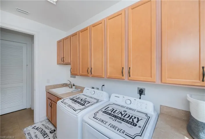 Large Laundry room with laundry tub