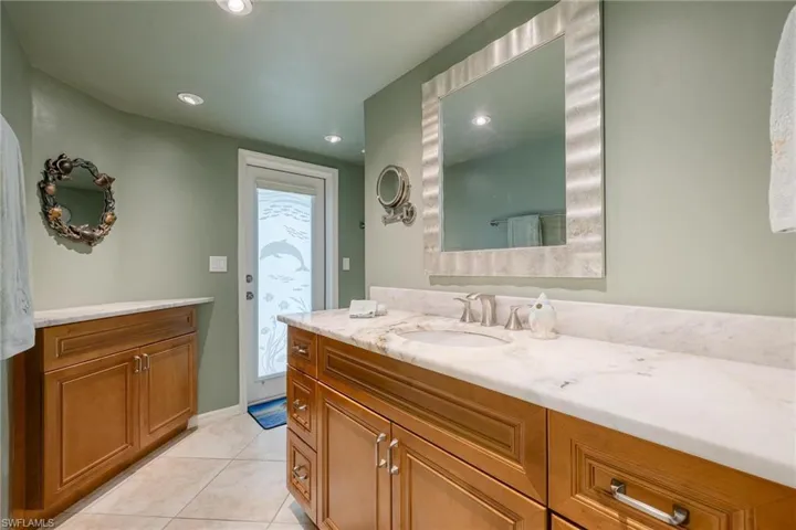 Guest/pool bath