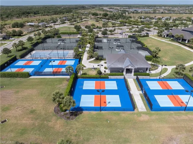 Birds eye view of property featuring a residential view