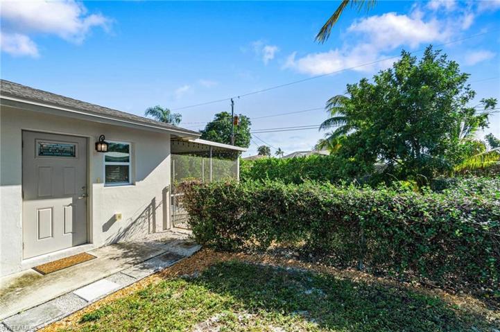 Entry to 1 bed/1bath unit