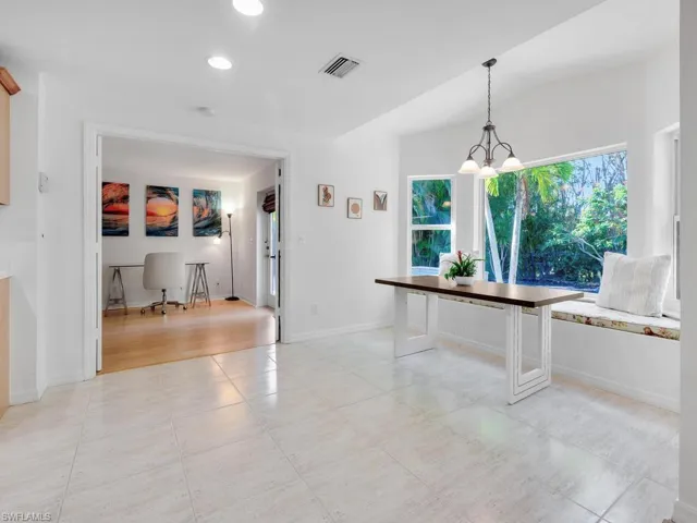 Bay window with breakfast/ eat in kitchen area