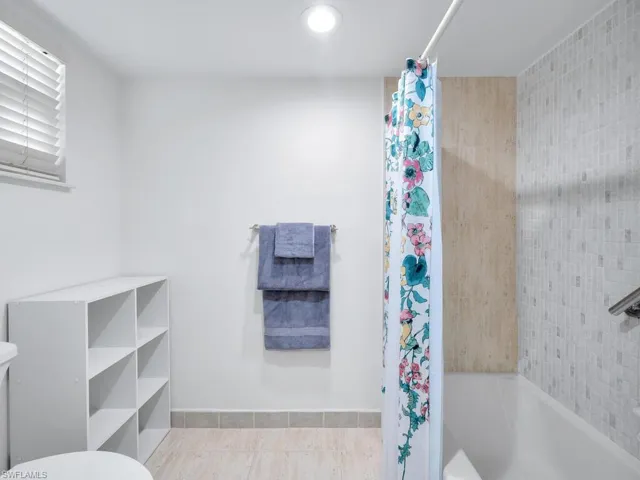 Ensuite full bathroom