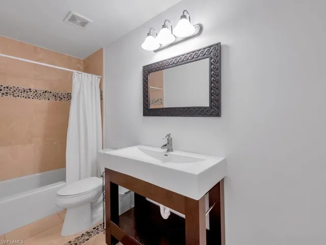 Guest full bathroom with shower / bath combo