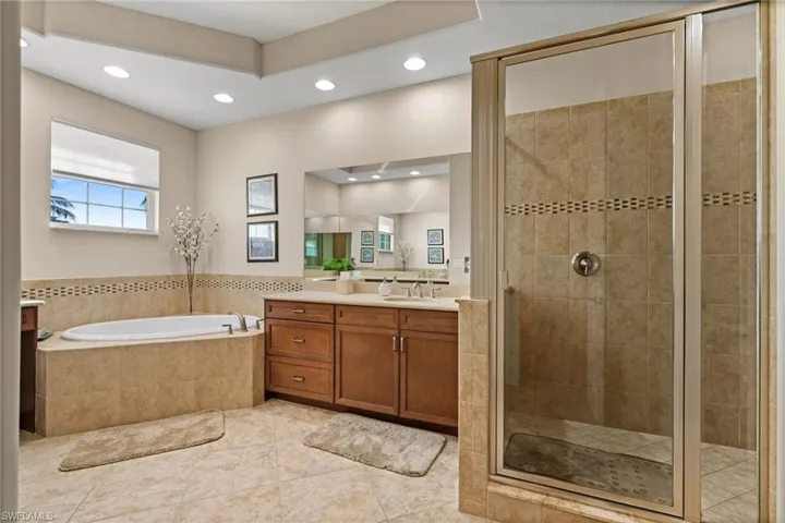 nice deep tub for those relaxing nights