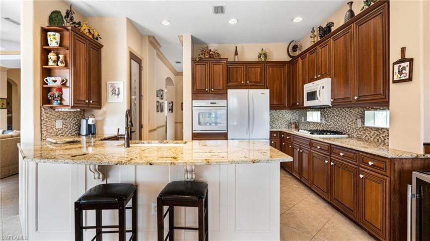 Gas cook top and convection oven.  Beautiful granite!
