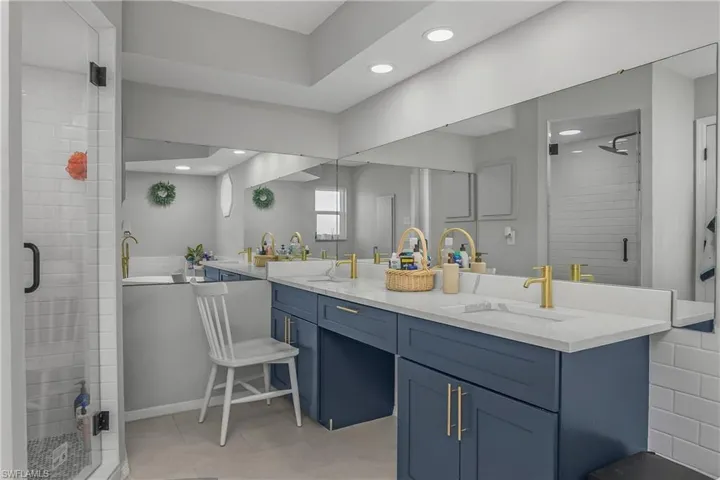 main suite en-suite bath pic 2
