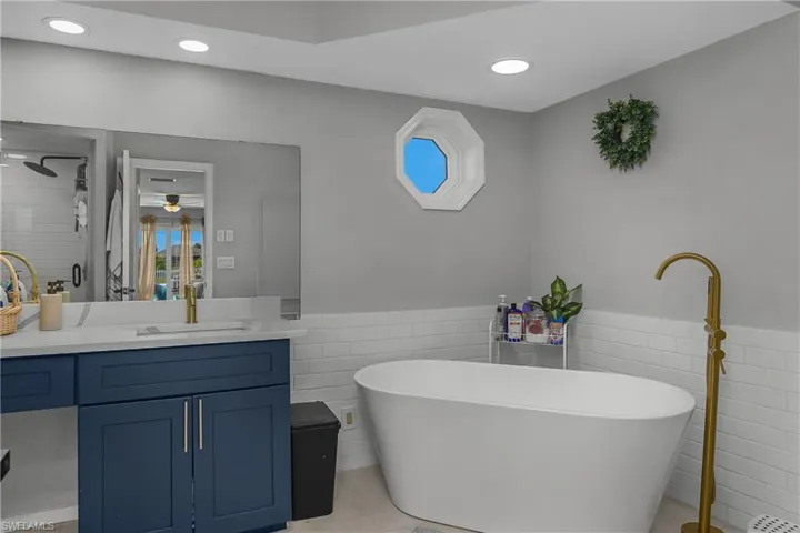 main suite en-suite bath
