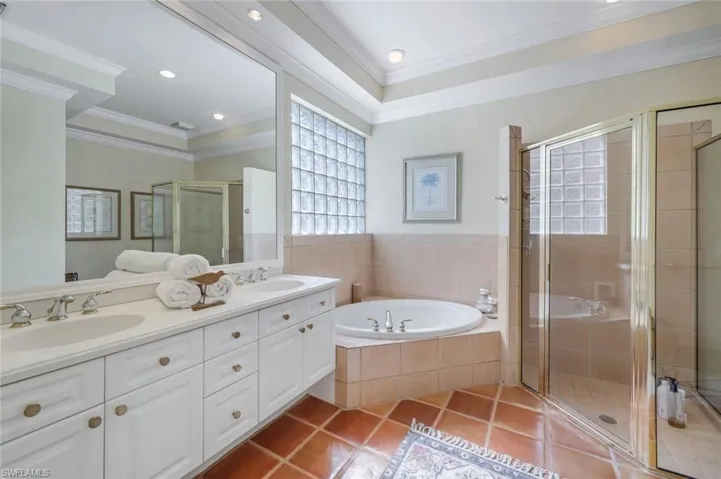 Primary BathroomDouble sinks and soaking tub!