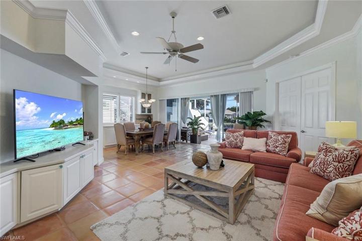 Spacious livingroom with crown molding
