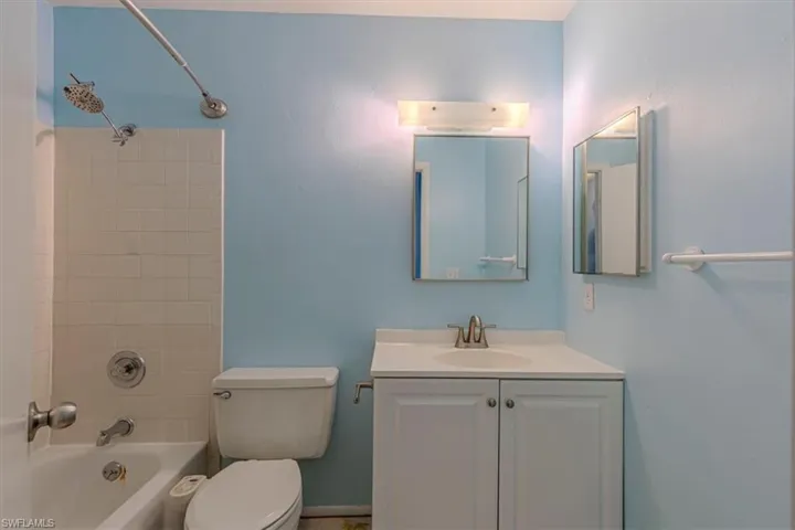 upstairs bathroom with shower/tub combo