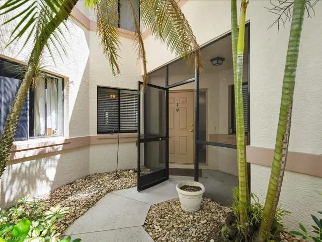 Front Entryway w/ Screened Porch