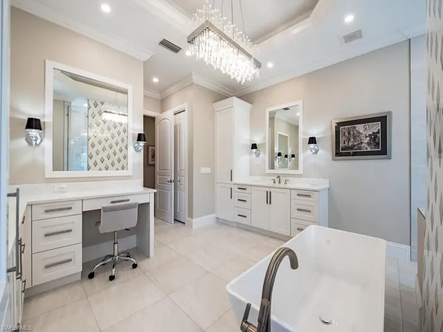 Primary bedroom en-suite bathroom