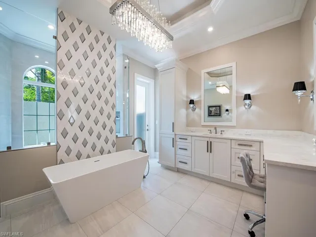 Primary bedroom en-suite Bathroom