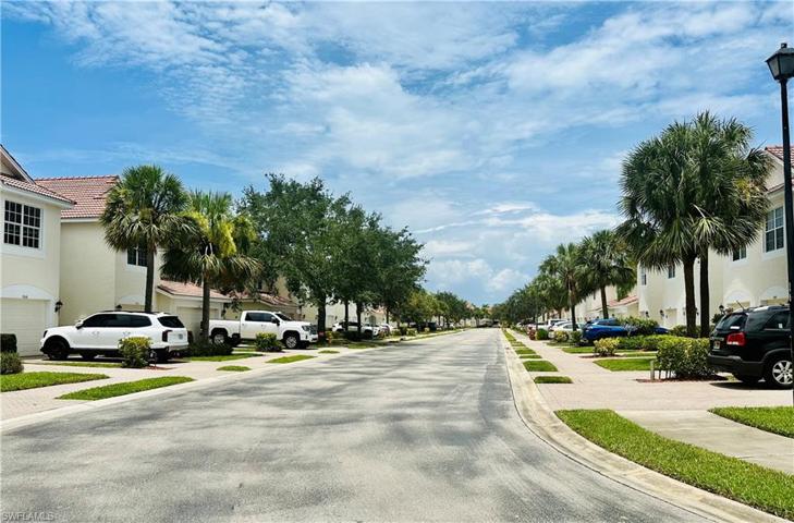 940  Hampton  CIR, Naples, FL 34105