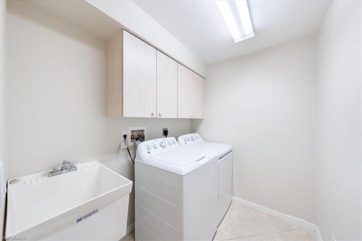 Laundry room w/Tub