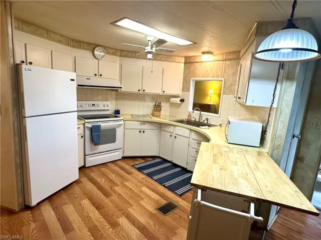 Circular kitchen with breakfast nook