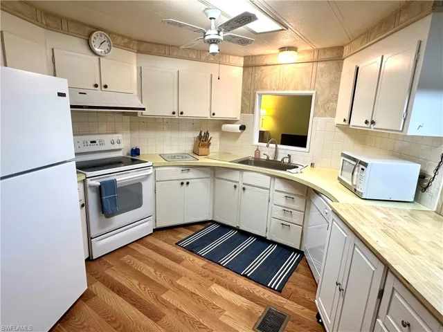 Circular kitchen with tile backsplash
