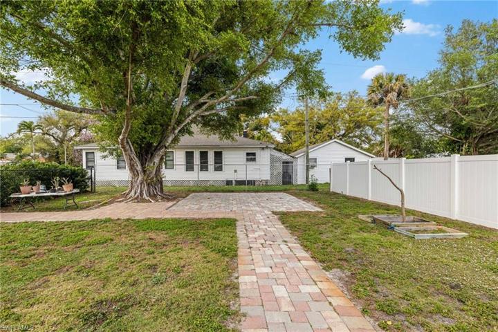 2155-2157  Jeffcott  ST, Fort Myers, FL 33901