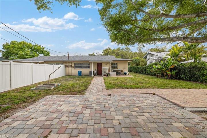 2155-2157  Jeffcott  ST, Fort Myers, FL 33901