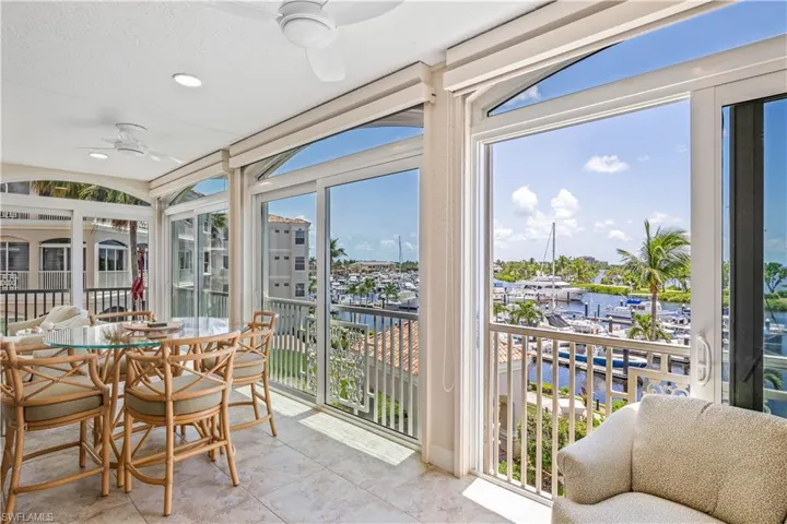 Sunroom with ceiling fan