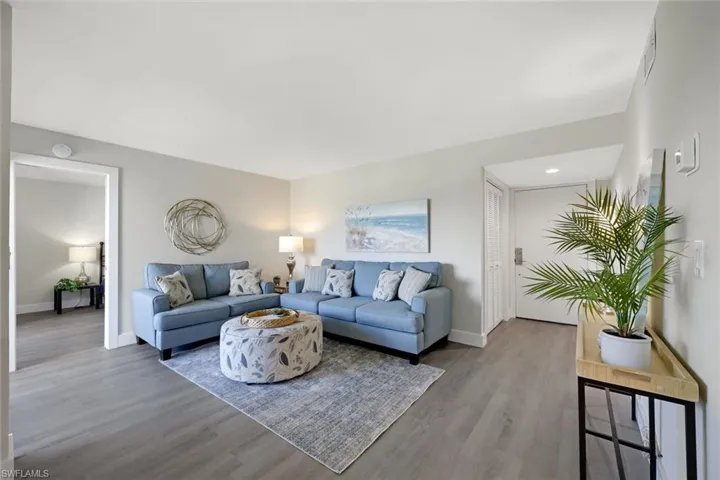 Spacious open concept to the dining area