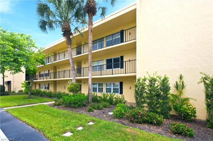 1083 Forest Lakes Dr 209, Naples, Florida 34105