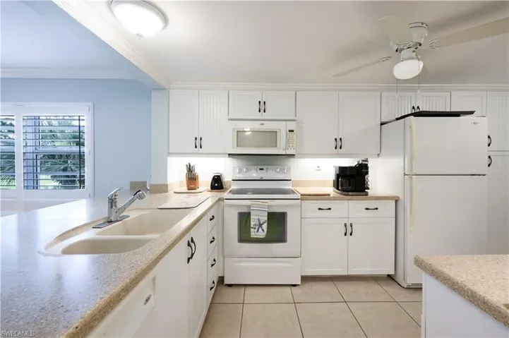 1083 Forest Lakes Dr 209, Naples, Florida 34105